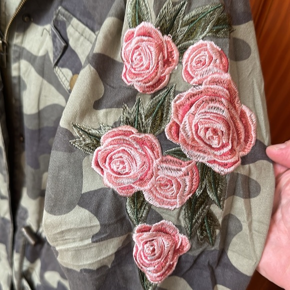 Francesca’s Collections Blue Rain Anorak Camo pink  flower Embroidered jacket S - Picture 4 of 6